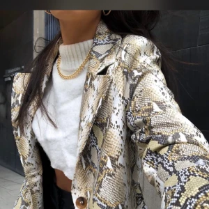 Snake print PU coat  - Helt ny, aldrig använd, tags kvar! Säljes pga dubbelbeställning. Bilderna är med den jag behöll. Nypris 899:-