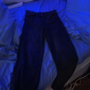 Vet inte  - Zara jeans 300kr i vanligt pris dårå dom kostar från min Plick 100kr ni står för frakten bor i Stockholm täby så det är bara att hämta 