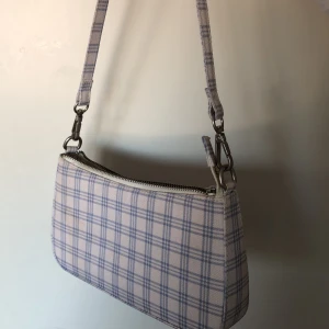 Väska  - Super fin vit och blå väska som bara hänger, och inte kommer till användning. (Har en liten fläck)Hör av er vid intresse! Kramis 💝😇