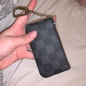 Key Pouch Louis Vuitton  - Louis Vuitton key pouch, knappt använd, i nyskick. Köpt i lv Köpenhamn 2019 Har tyvärr inget kvitto då jag fick den i present men den är garanterat äkta!  Bud startar på 1500kr, priset så högt då den ej säljs på hemsidan längre