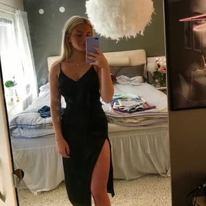 silkesklänning med slits - Enbart testad klänning i silke med slits på sidan av benet. Köpt på NAKD från en limited edition för 500kr. prislapp kvar. frakt 48-66kr tillkommer💜