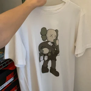 Kaws tee  - Säljer denna kaws tröja eftersom den va för stor, den är size L och är i nyskick, knappt använd. Vid snabb affär kan jag sänka priser, skcika mig en passning om du är intresserad ✌️out!