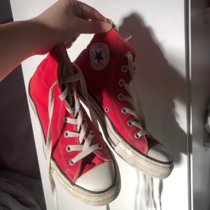 Röda höga converse - LEDANDE BUD: 210kr • Röda höga converse i storlek 38. Supersnygga men har vara dammat i garderoben tyvärr. Tvättas och rengörs självklart innan de levereras. Budgivningen avslutas på söndagen den 8/2