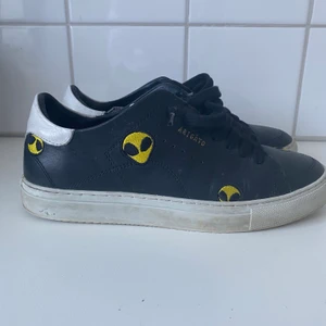 Axel Arigato sneakers - Riktigt snygga sampel skor från Axel Arigato med aliens på. Nya snören och liten uppfräschning behövs. Generellt bra skick