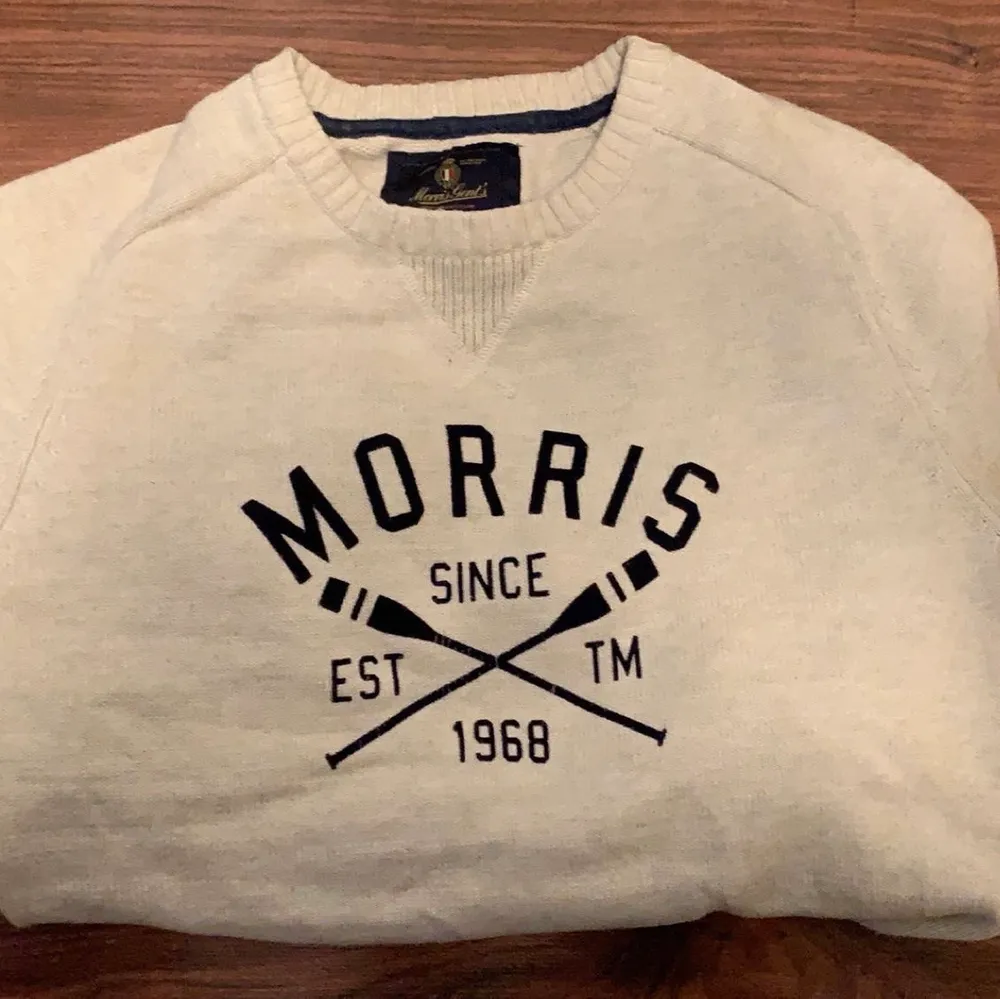 En stickad Morris tröja i strl L. Passar M/L. I användt skick, men fortfarande hel och fin. . Tröjor & Koftor.