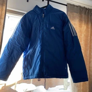 Blå Adidas vintage jacka  - En jätte snygg Adidas vintage jacka... gott skick i storlek M 💙💙💙 köpare står för frakt! 