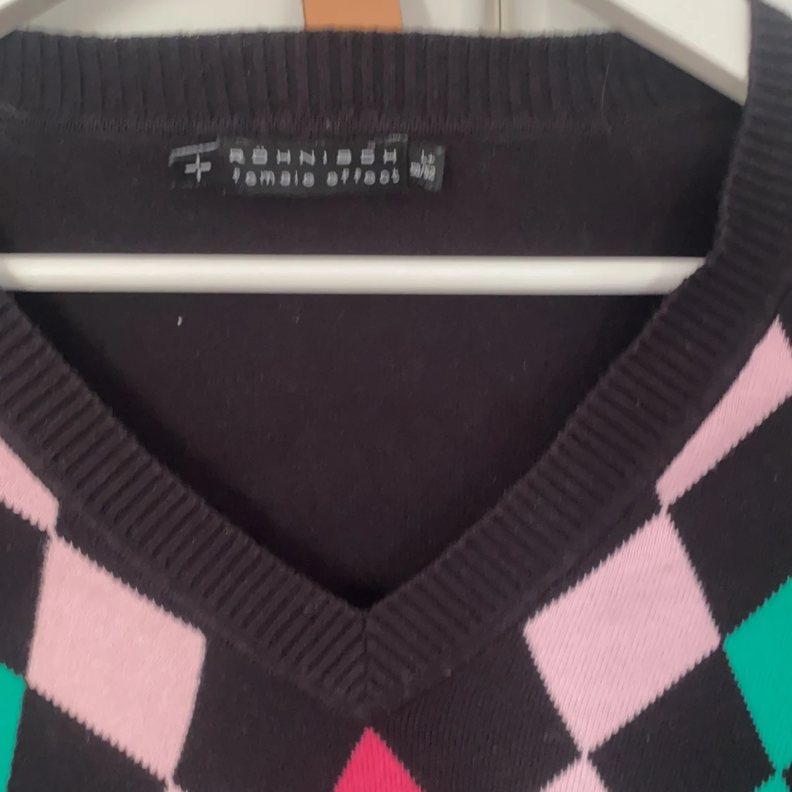 Stickad svart tröja med färgat mönster - 90