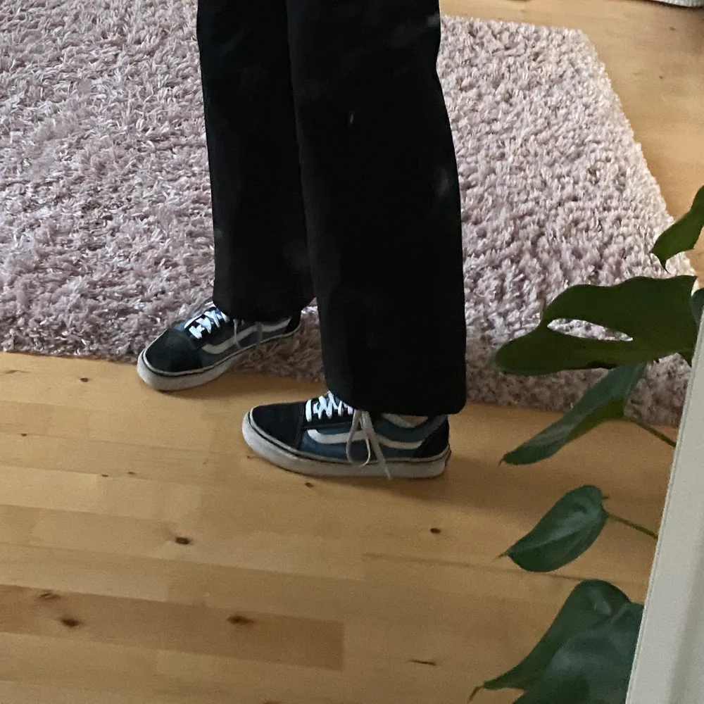 Blåa old school skor från Vans i strl 37, använda en del men fortfarande i bra skick💓. Skor.