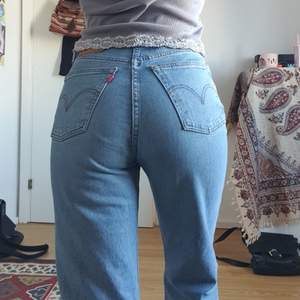 Supersnygga levis jeans i modellen ribcage crop flare! Högmidjade och ribbade längst ned, jag är 160cm. Skriv för fler bilder❤ köparen står för frakt