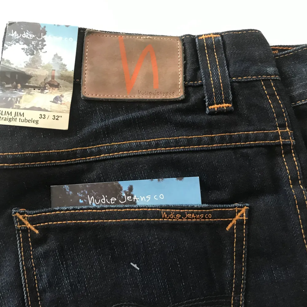 Säljer min nya Nudie jeans blå modell Slim Jim storlek 33/32 etiketten kvar och oanvänd . Jeans & Byxor.