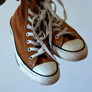 Bruna converse - Säljer mina skitsnygga bruna converse i superskick. Storlek 4 1/2 = 36, känns mer som 37/38 🌸 (Innan jag hade tanke på att sälja så målade jag dit märket som tyvärr gått bort lite i tvätten, syns på sista bilden) 🤎BUDA I KOMMENTARERNA🤎 Ledande bud: 390kr | Budgivningen avslutas IDAG kl. 20:00