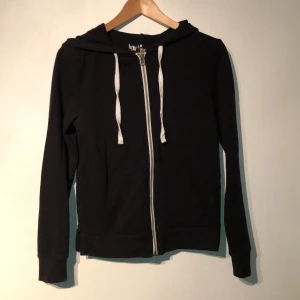 Svart tröja strl S - Svart tröja köpt i USA, säljs pga för liten för mig. Endast använd ett fåtal gånger.