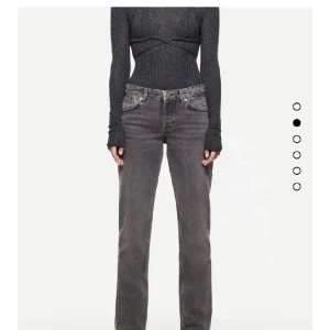 Gråa zara jeans - Lånader bilder från andra annonser! Säljer dessa byxor från Zara. Köptes för 400kr men har inte kommit till användning. Prislappar är kvar. Buda vid intresse 😇 Bud: 480kr + frakt
