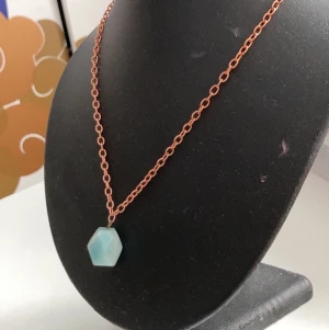 Cristall halsband -  Blått crystalhalsband med bronsfärgad kedja. Frakt ingår i priset✨🌱