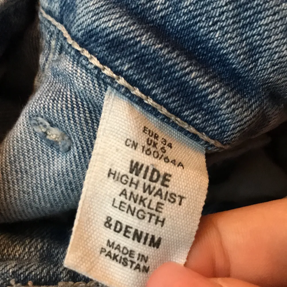 Jättefina jeans från HM som inte kommer till användning längre. Jättebra skick, pris kan diskuteras💓. Jeans & Byxor.