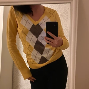 Gul jättefin stickad tröja😊💛 - Gul tröja med argyle mönster i grått💛🧡Mammas gamla, men inga tydliga tecken på användning!😄Storlek S💛Bara att be om fler bilder 