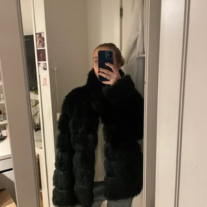  Jacka, strl 34 - Så himla snygg fuskpälsjacka från NLY trend i storlek 34! Så gosig, varm och framförallt snygg😍