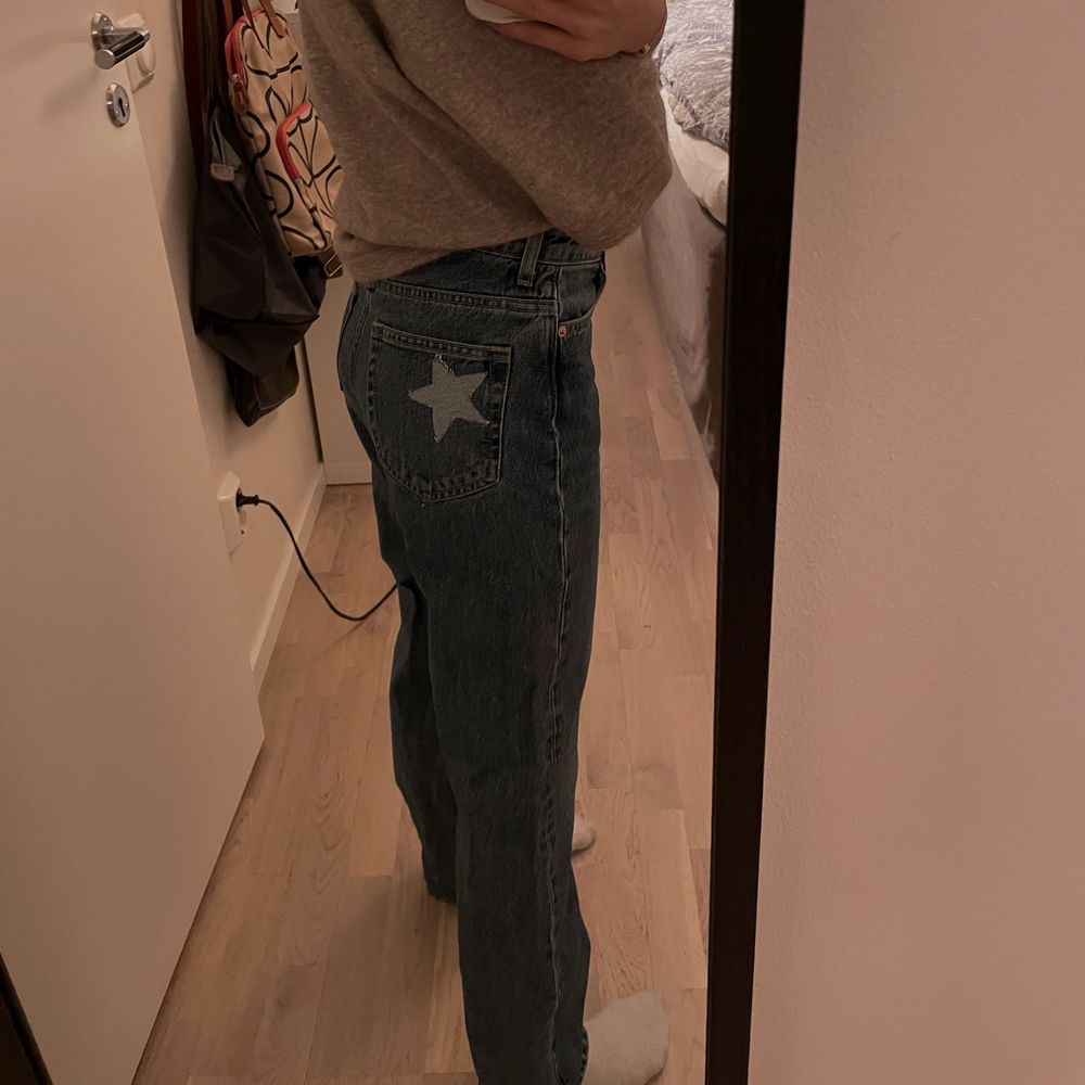 säljer mina Weekday jeans med en stjärna som jag klippt av ett par andra jeans och sytt på själv🌟 Verkligen så snygga och unika jeans! De är i modell Voyage i storlek 24/30 och sitter så snyggt på mig som vanligtvis har storlek 32 i typ Zara jeans. 💕. Jeans & Byxor.