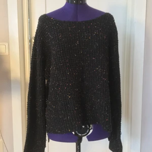 Virkad tröja  - Virkad svart tröja med färgglad detaljer