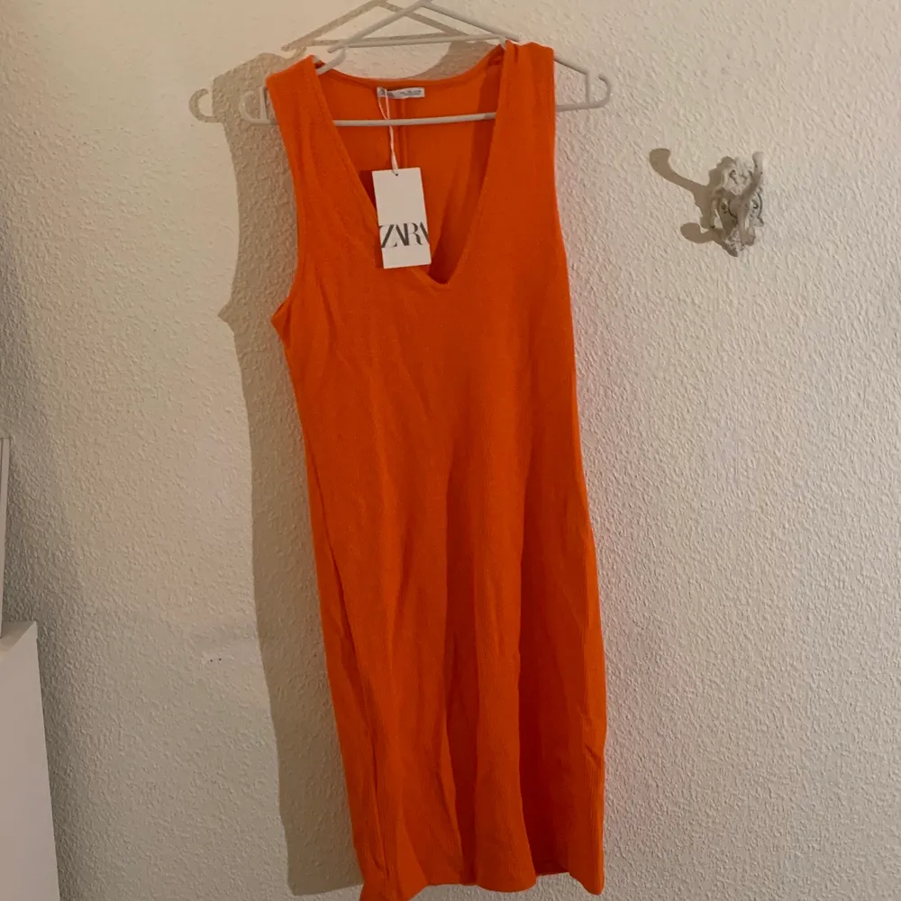 Utsökt tajt orange Zara klänning, säljs inte längre. Inte använd, lapp är fortfarande kvar. Väldigt vibrant färg med underbar urringning. Knälång klänning med töjbart tyg. Ordinarie pris 169.00 kr. Klänningar.