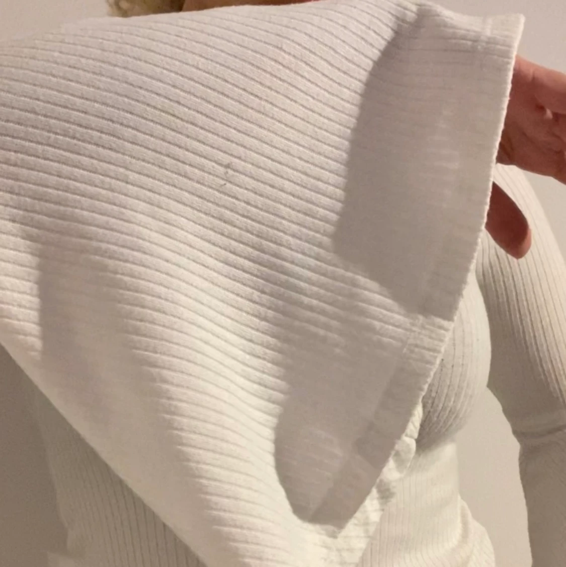 Vit off- shoulder tröja med vida armar - 90