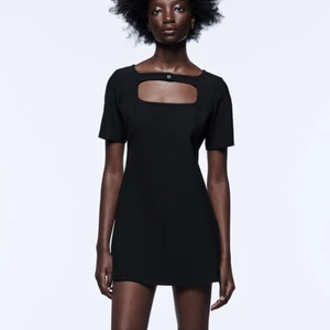 Zara klänning - Funderar på att sälja denna fina klänning från zara! Har aldrig använt den, endast testad och lappen sitter kvar😊