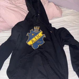 Aik hoodie - Super skön Svart aik hoodie. Kommer aldrig till användning längre då den tyvärr har blivit för liten! Nypris 550kr💛🖤