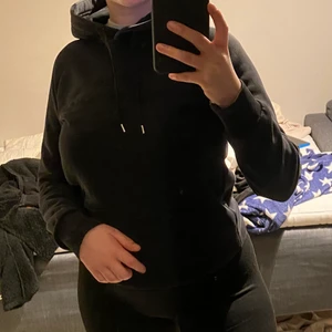 Peak performance hoodie - En snygg peak hoodie som jag knappt har användt då det var ej julklapp men inte riktigt min stil, säljer för 300kr men priset kan diskuteras. Köparen står för frakten och skickar gärna fler bilder om så önskas💞