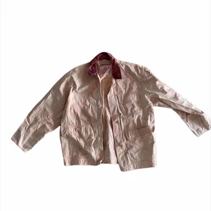 Vintage jacka  - Säljer denna vintage jackan i storlek M/ L beror på hur man vill att den ska sitta. Lite samma stil som carhartt Detroit jackan fast ett billigare alternativ men väldigt fin nu till våren. Byte kan vara intressant också 