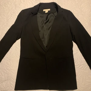 Svart kavaj, slimmad - Svart vanlig kavaj, slimmad. Ej oversized. Storlek 38. Använd men i gott skick 