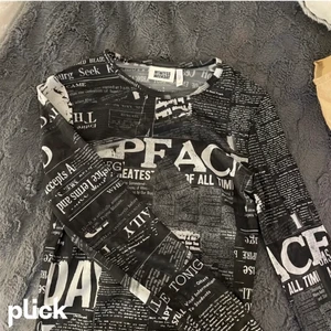 weekday topp - transparant topp med text från weekday 🖤 använd fåtal ggr, storlek xs. 80 ink frakt