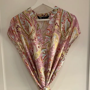 Vacker klänning med eller utan skärp - Klänning från Zara, använd 1 ggr på fel storlek. 