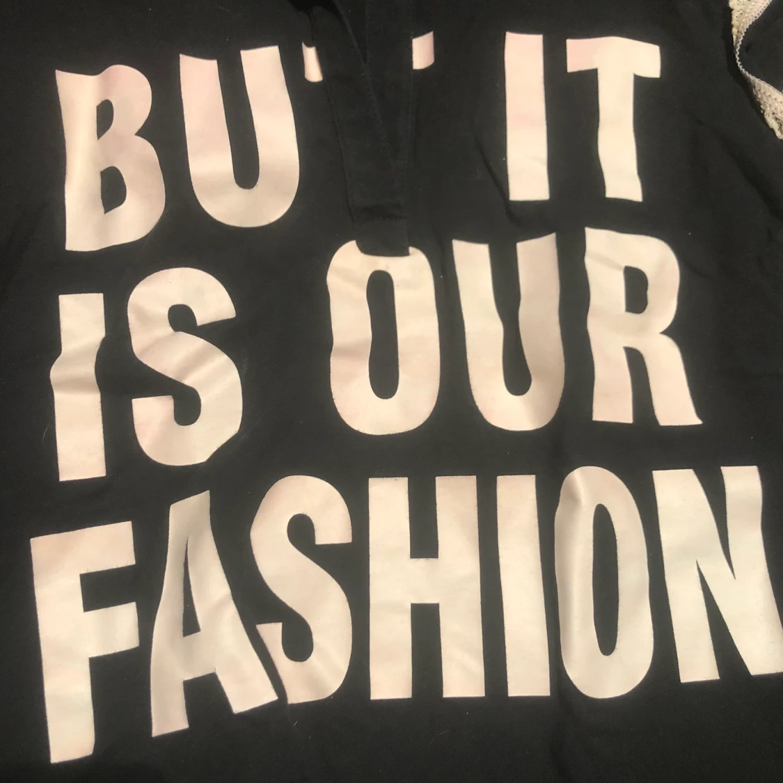 Svart tröja med rosa text xs - 90