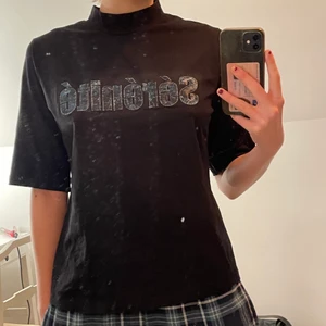 Kortärmad/t-shirt turtleneck  - En kortärmad turtleneck/t-shirt med högre krage. Supercool tröja i lite tjockare material och med lite längre armar. Storlek L men skulle mer säga att det är en M med tanke på hur den sitter på mig som vanligtvis är S/M.❣️