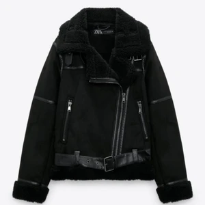 JACKA FRÅN ZARA - Intressekoll på min fina jacka från Zara, är inte säker på om det är min stil. Jackan är använd ändast 5 gånger och är i helt nytt fint skick💓 Jag köpte den för 859kr och säljer ändast vid ett bra pris💓 Jackan är i strl L men skulle säga att den passar mer som M/S⚡️