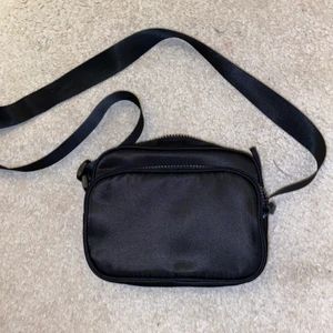 Black bag  - En svart väska från Weeakday, tidslös och passar till allt. 💓💓💓💓💓 Köparen står för frakt :) 