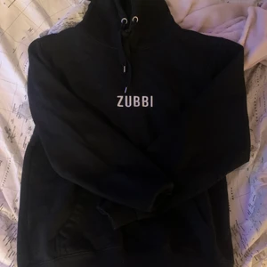 ODZ HOODIE - Denna odz hoodie är slutsåld och kan ej köpas nånstans längre, jättebra skick o använd få gånger! Pris kan diskuteras, storlek Medium är det. Kan skicka fler bilder om någon är intresserad!:) BUDA gärna 🥰