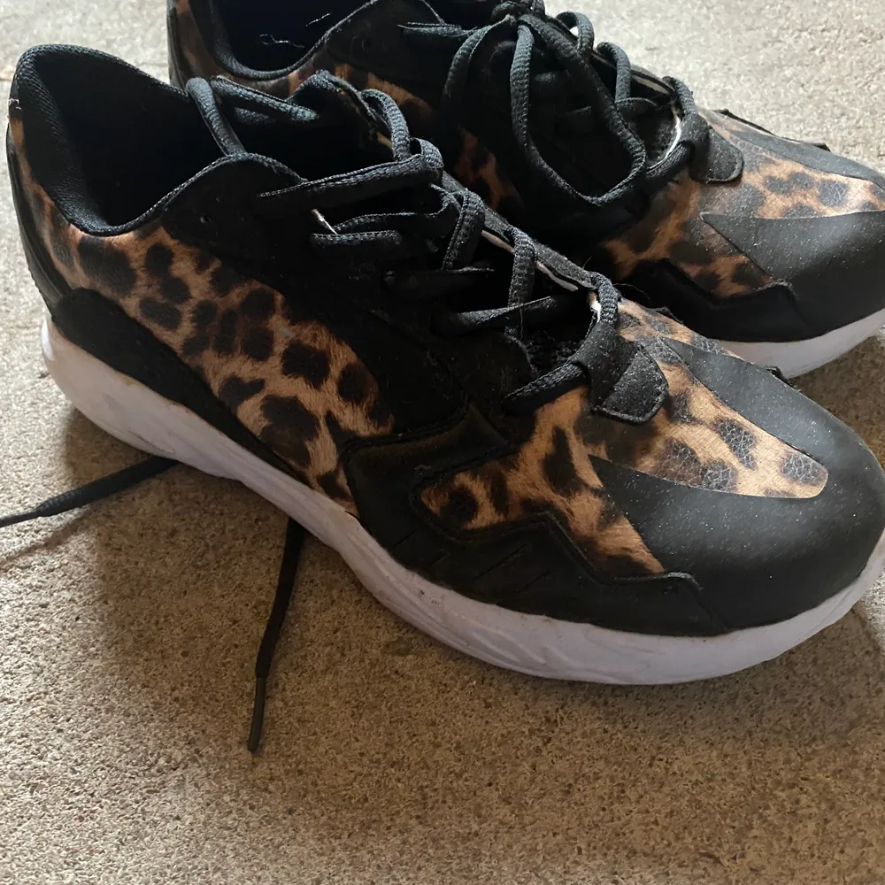 Svarta skor med leopard mönster. Aldrig använda. I storlek 38/5 och kommer från Boohoo pris: 70kr . Skor.