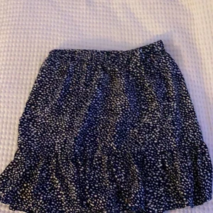 Shein kjol!  - Köpte förra året från Shein. Storlek XS. ( kjolen är mörkblå om det inte riktigt framgår) Sitter jätte bra i midjan!😋💖 Är i väldigt fint skick då ja knappt använt den☺️( 110kr på sheins hemsida) 