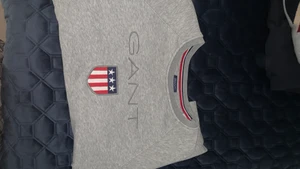 Gant tröja stl L - Gant tröja köpt förra året. Passar M/L. Knappt använd så skicket är som nytt. Skade och fläckfri och kommer från ett djur och rökfritt hem.