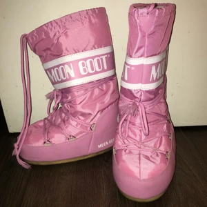 Rosa moon boots - Moon boots strl 35-38. Sparsamt använda. Lägger upp annons igen pga oseriös köpare.