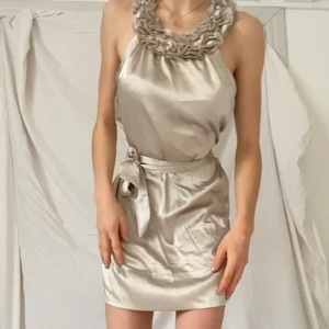 Sidenklänning🤍 - Sidenklänning med knytbart band i midjan och en vacker krage. Ingen knäppning eller dragkedja, bara slip over. 