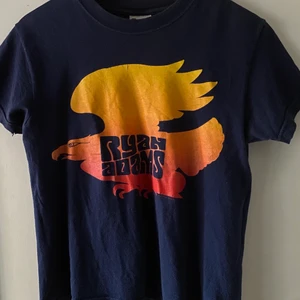 Mörkblå baby tee  - Mörkblå t-shirt med tryck. Står ålder 9-11 i, skulle säga att den är som en S, i bra skick. Bara att höra av sig vid frågor och funderingar!🥰