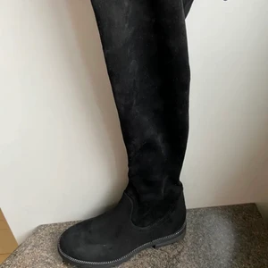 Over knee boots, 250 kr  - Säljer mina over knee boots som är använda endast 1 gång då jag inte vill ha dom längre och tänker att de kan komma till bättre användning någon annan stans! Sitter bra och är väldigt bekväma! Hör av er vid intresse, kraaam