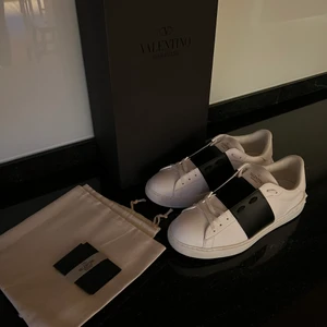 Valentino Open Sneakers - Helt nya valentino skor som tyvärr inte passade på mig. Dom är helt nya endast testade. Hör av er om ni har frågor!  :)