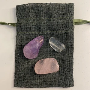 Nybörjar kit - Hej! Jag säljer denna nybörjare kit som innehåller rosenkvarts, ametist och bergskristall. Frakten är köparen ansvarig för 💗 Om ni gillar kristaller så kolla gärna min profil där jag säljer massor med kristaller och annat 💗🔮