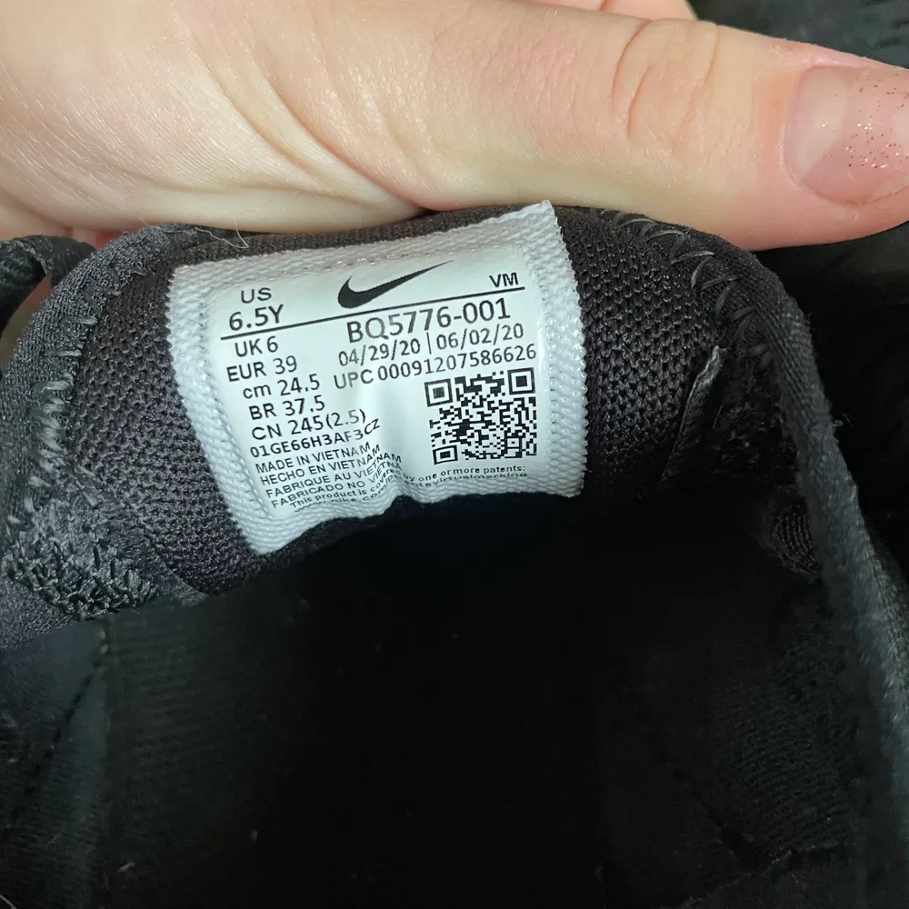 Säljer ni min arian Nike air Max 270 då dom inte kommer till användning:(. Dom är jätte fina och är ganska använda där av priset kontakta gärna om ni är intresserade💕. Skor.