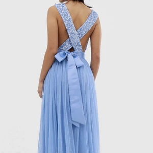 Maya balklänning blå lila glitter - Säljer nu min gamla balklänning. Aldrig använd då balen inte blev av på grund av pandemin. Passade mig som är 167 (gick ner till skorna). Öppen rygg och paljetter. Ser mindre ut på bilden då den är omlott och ”drar ihop sig” om man inte har den på sig. Nypris tror jag var cirka 2000kr