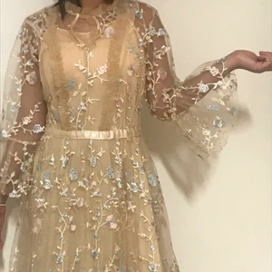 Klänning  - Säljer klänningen för 250kr. Köpte den i kina 🇨🇳. Klänning passar för tjejer som är 160-165. Frakt tillkommer :)