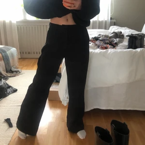 Perfekta kostym byxor - Hejsan!! Säljer nu dom perfekta kostymbyxorna att ha i sin garderob 🥰💞💞har två par likadana då jag tänker att en av dom får ni köpa för 150kr🥰 är 168cm samt det är i storleken S💞 sitter bra på och man kan fixa hur det ska sitta vid midjan❤️ köpte dom på madlady och dom har inte kommit till så stor användning eftersom jag har tagit dom andra då💞💞💞💞🤩🤩